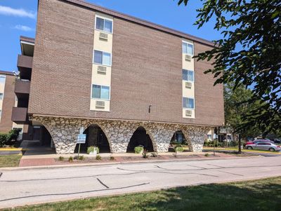 216 - 1321 S Finley Road, Condo with 2 bedrooms, 1 bathrooms and 2 parking in Lombard IL | Image 1