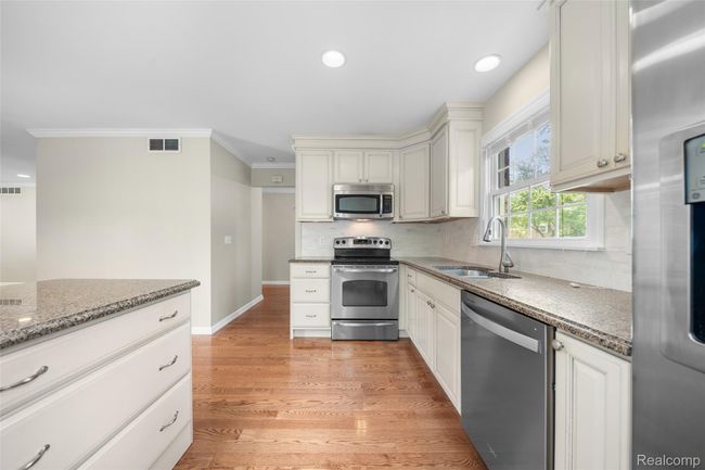Stainless Steel Appliances and New Backsplash | Image 5
