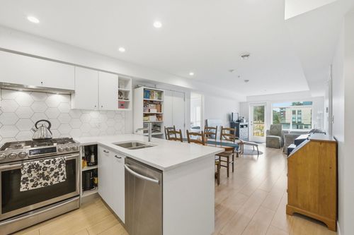 204-1519 Crown St, North Vancouver, BC, V7J1G6 | Card Image