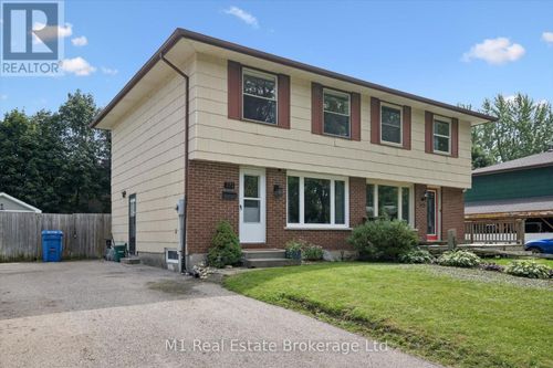 372 Argyll St, Fergus, ON, N1M2Y3 | Card Image