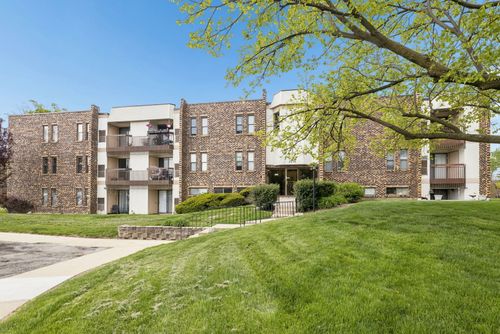 15-2216 Country Club Dr, Woodridge, IL, 60517-3003 | Card Image