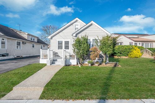 37 Orchard St, Merrick, NY, 11566-1607 | Card Image