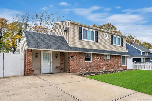 200 Willowood Dr, Wantagh, NY, 11793-1245 | Card Image