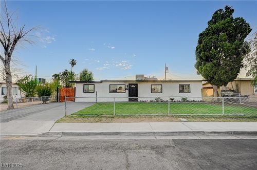 2725 Holmes St, North Las Vegas, NV, 89030-5427 | Card Image
