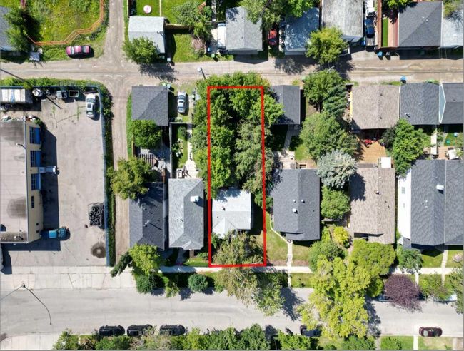 327 9 Avenue Ne, Home with 2 bedrooms, 1 bathrooms and 2 parking in Calgary AB | Image 2
