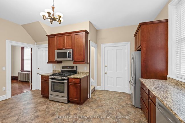61 Russell St E, House other with 5 bedrooms, 2 bathrooms and 6 parking in Smiths Falls ON | Image 9