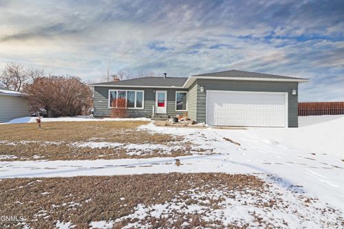 1017 15th Ave W, Williston, ND, 58801-4519 | Card Image