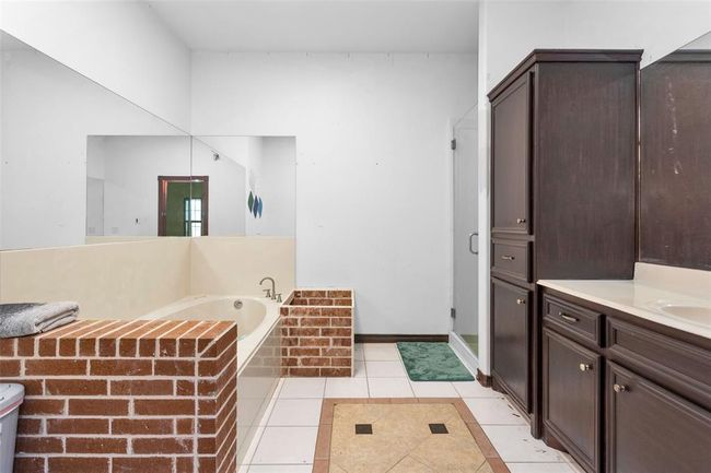 Separate bathtub and shower | Image 22
