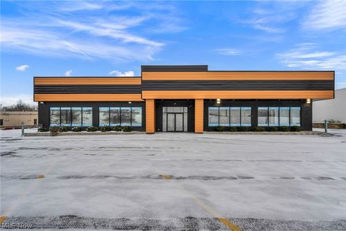 8425 Station St, Mentor, OH, 44060-4924 | Card Image