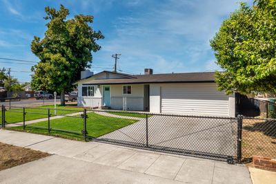 750 W Tulare Avenue, House other with 3 bedrooms, 1 bathrooms and null parking in Tulare CA | Image 2