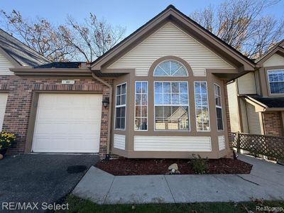 880 Whisperwood Trail, Condo with 2 bedrooms, 1 bathrooms and null parking in Fenton MI | Image 1