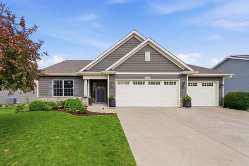 605 Danielle Ct, Blue Grass, IA, 52726-8201 | Card Image