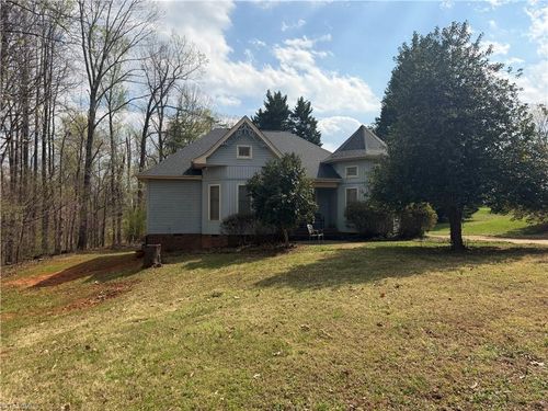 140 White Oak Cir, Reidsville, NC, 27320-8358 | Card Image