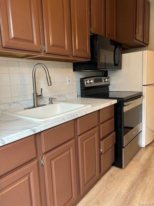 2-54 Keswick Lane, Oyster Bay, NY, 11803 | Card Image