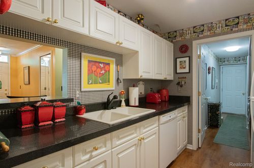 44938 Marigold Dr, Sterling Heights, MI, 48314-1211 | Card Image