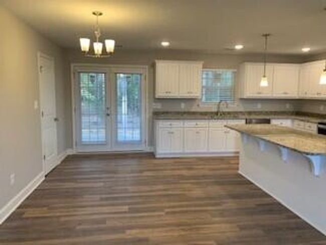 dining area | Image 6
