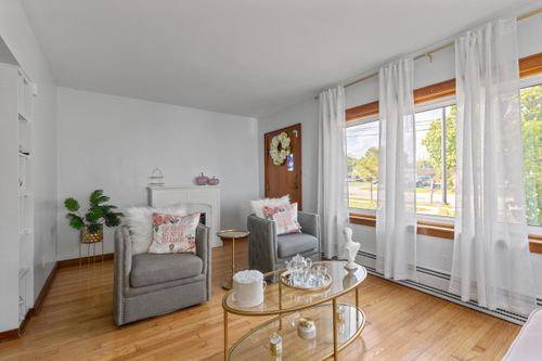 2001 W Bender Rd, GLENDALE, WI, 53209-3726 | Card Image