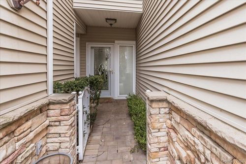 117 Carriage Ln, Plainview, NY, 11803-1527 | Card Image