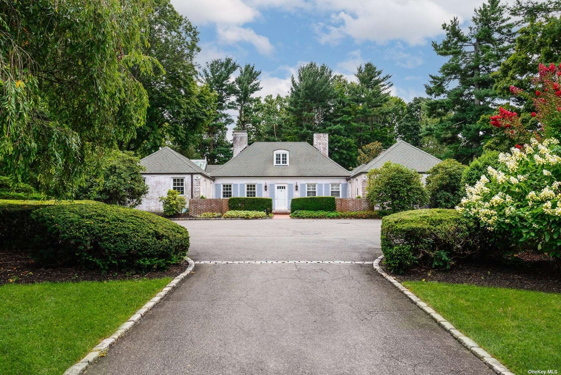 Weir Ln, Locust Valley, NY 11560