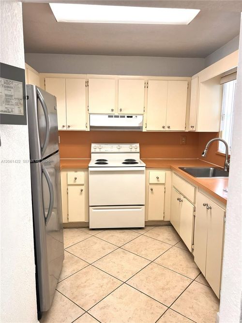 304b-401 Nw 72nd Ave, Miami, FL, 33126-5820 | Card Image