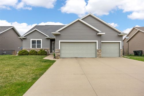 2106 Hallbrook St Sw, Cedar Rapids, IA, 52404 | Card Image