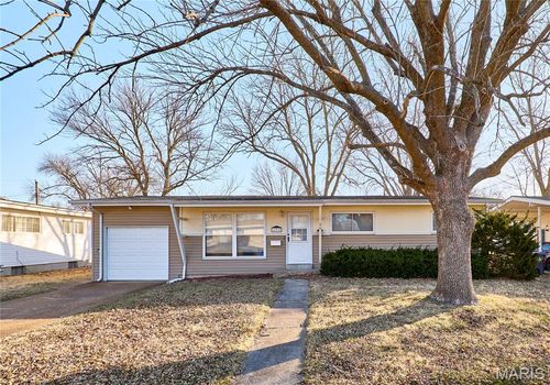 495 Versailles Dr, Florissant, MO, 63031-2147 | Card Image