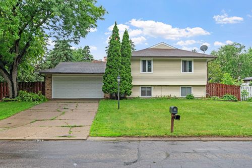 7090 146th St W, Apple Valley, MN, 55124-7585 | Card Image