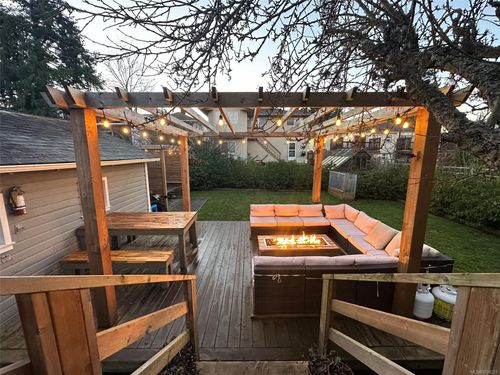 2554 Shakespeare St, Victoria, BC, V8R4G5 | Card Image