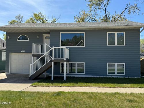 611 3rd Ave Ne, Jamestown, ND, 58401-3331 | Card Image