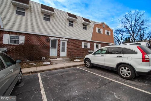 421 Village Ln, POTTSTOWN, PA, 19464-3016 | Card Image