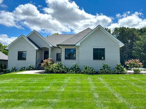 39 Stark Rd, Rochester Hills, MI, 48307-3866 | Card Image