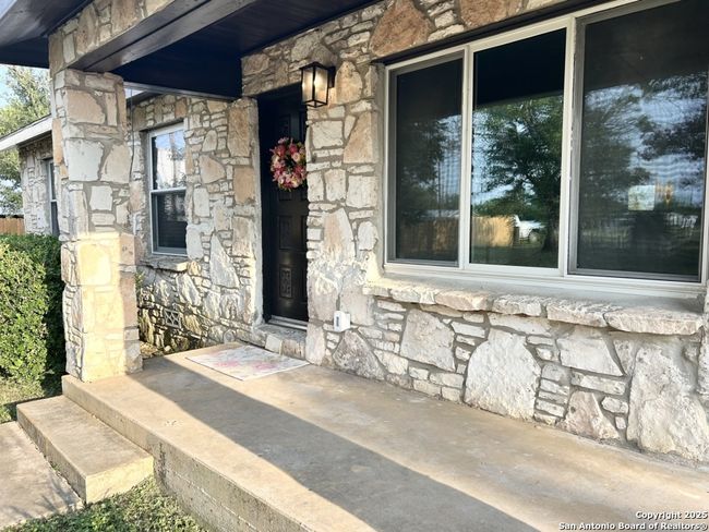 12116 Loop 107, House other with 3 bedrooms, 2 bathrooms and null parking in Adkins TX | Image 7