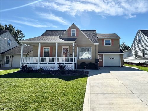 30062 Frank Dr, Wickliffe, OH, 44092-1611 | Card Image