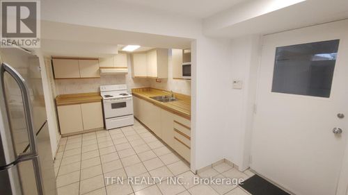 lower-112 Trafalgar Sq, Thornhill, ON, L4J7M9 | Card Image