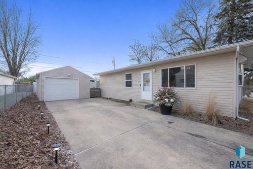 2317 E 18th St Street, Sioux Falls, SD, 57103 | Card Image
