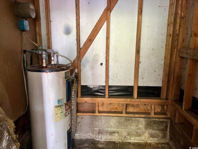 Utility room with water heater | Image 5
