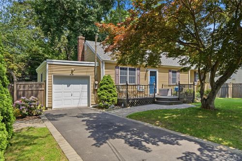 10 Valleywood Dr, Huntingtn Sta, NY, 11746-1327 | Card Image