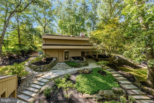 9704 Beach Mill Rd, GREAT FALLS, VA, 22066-3711 | Card Image