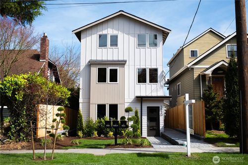 1530 25th Ave, Seattle, WA, 98122-3018 | Card Image