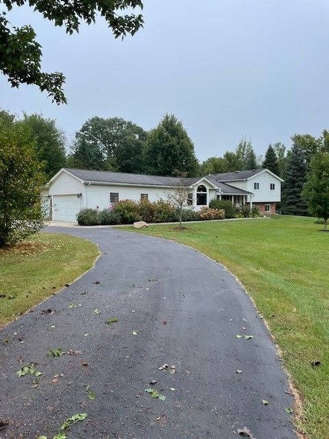 11 Mile Rd, South Lyon, MI 48178