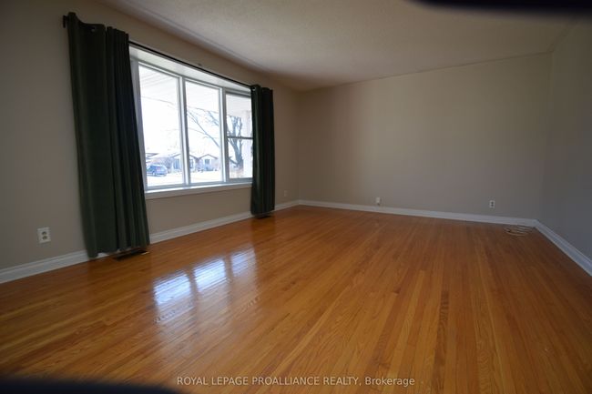8 Walden Cir, House other with 3 bedrooms, 1 bathrooms and 4 parking in Belleville ON | Image 4