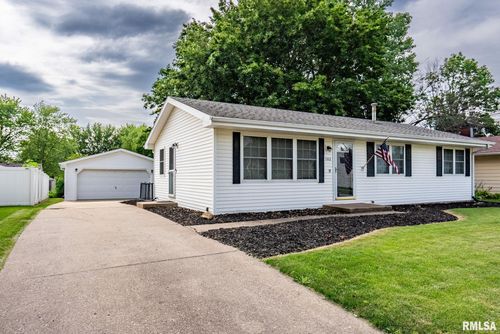 302 N 8th St, Eldridge, IA, 52748-1035 | Card Image