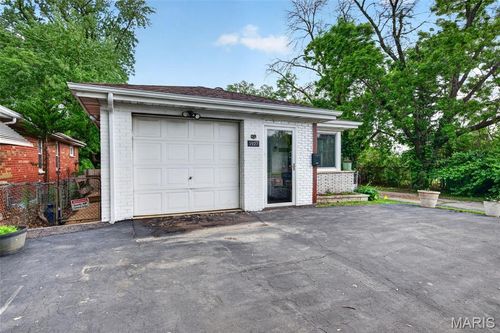 3927 Weber Rd, Saint Louis, MO, 63123-7750 | Card Image