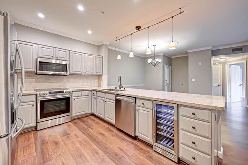 apt-b220-2111 Welch St, Houston, TX, 77019-7607 | Card Image
