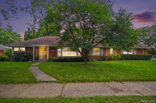 19925 E William Ct, Grosse Pointe Woods, MI, 48236-2438 | Card Image