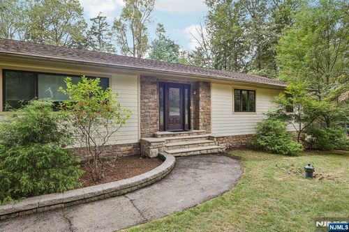 23 Plymouth Dr, Upper Saddle River, NJ, 07458-1118 | Card Image