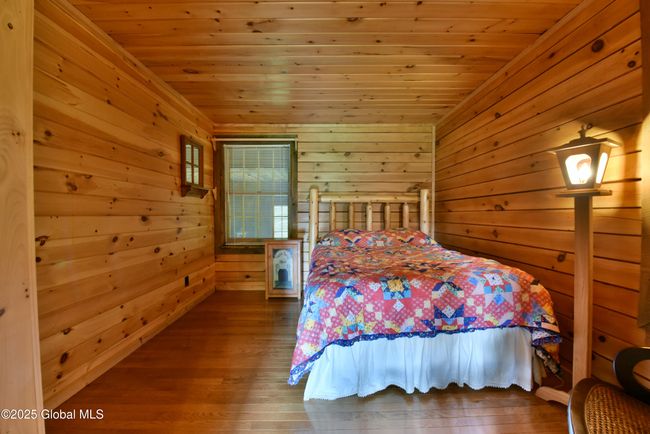 1370 Main Floor Bedrm | Image 33