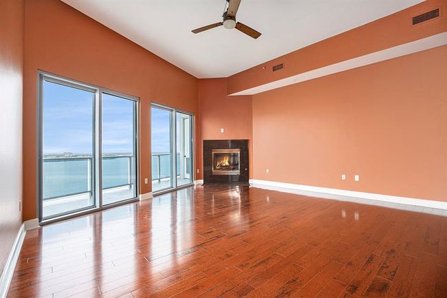Large living area | Image 12