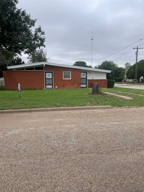 1140 W Forest St, Munday, TX, 76371-2096 | Card Image