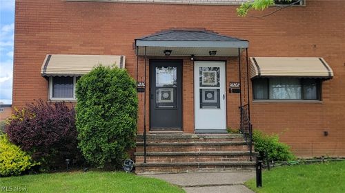 16200 Edgewood Ct, Maple Heights, OH, 44137-3921 | Card Image